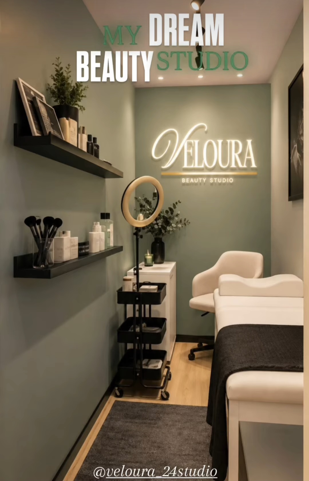 Veloura Beauty Studio — interior del estudio con letrero iluminado