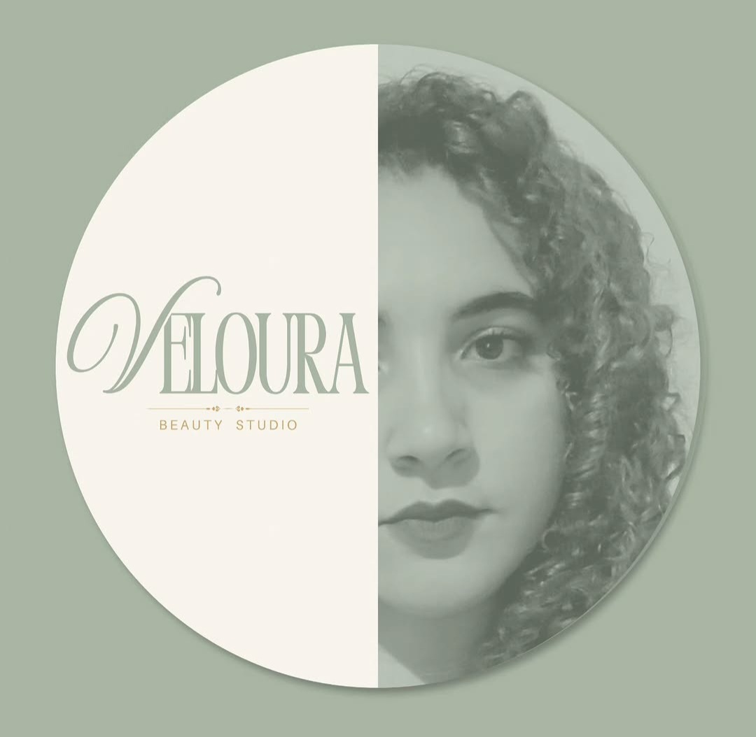 Marca Veloura Beauty Studio junto al retrato de su fundadora